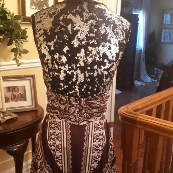 Elegant Black and White Maxi Dress - Picture 7 of 8